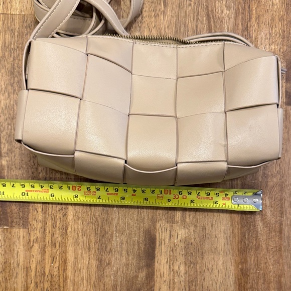 Elegant Beige Woven Crossbody Bag - Picture 5 of 7